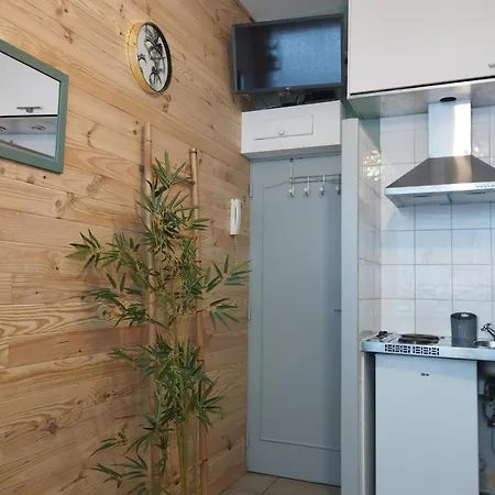 Apartment Chambrette Boulevard Des Pyrenees Hypercentre 10m Carre Wc Sur Le Palier, Porte40 *